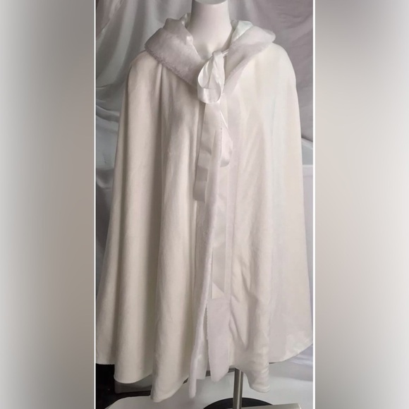 DOLLCAKE in Character Cloak Hooded White Faux Fur Cape Size XL - Picture 1 of 15